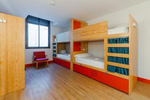 Pokój z łóżkiem piętrowym z krzesłem i oknem w obiekcie Ok Hostel Madrid w Madrycie +37 zdjęć