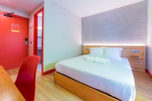 Łóżko lub łóżka w pokoju w obiekcie Ok Hostel Madrid
