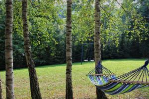 Um jardim no exterior de Domki Pod Wzgórzem