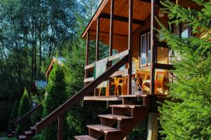 Um jardim no exterior de Domki Pod Wzgórzem