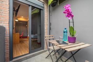 patio ze stołem i rośliną w obiekcie Ok Hostel Madrid w Madrycie