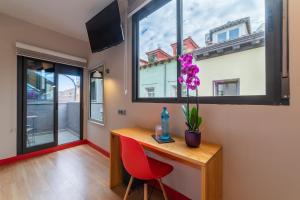 Telewizja i/lub zestaw kina domowego w obiekcie Ok Hostel Madrid
