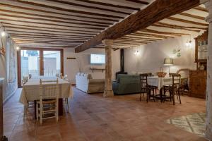 a living room with a table and chairs and a couch at Casa Rural Villa Margarita in Dosbarrios