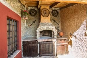 une cuisine extérieure avec un four en pierre dans un bâtiment dans l'établissement Casa Rural El Cartero, à Carpio de Azaba