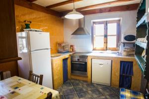 Kuchyň nebo kuchyňský kout v ubytování Casa Rural El Cartero