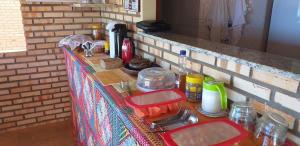 una encimera de cocina con dos platos rojos. en Mar à vista en Canoa Quebrada