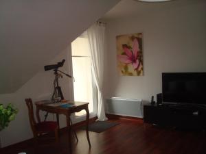une chambre avec une table avec une caméra et une lampe dans l'établissement Les Balcons de Penquéar, à Plouguerneau