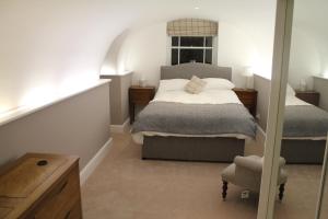 een slaapkamer met een bed en een raam bij Bath Garden Apartment in Bath