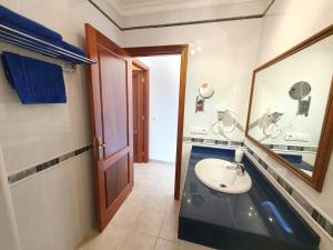 Koupelna v ubytování Apartamentos Graciosamar + 37 fotografií