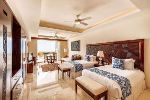 Habitación de hotel con 2 camas y balcón en Grand Miramar All Luxury Suites & Residences en Puerto Vallarta