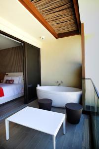 Postel nebo postele na pokoji v ubytování Hard Rock Hotel Los Cabos