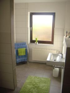 a small bathroom with a sink and a window at Kleine Auszeit - Natur und Erholung in Mecklenburg in Reimershagen