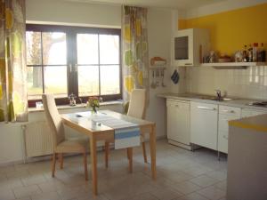 a kitchen with a table and chairs in a room at Kleine Auszeit - Natur und Erholung in Mecklenburg in Reimershagen