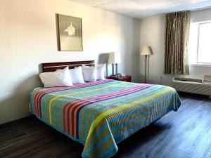 Postel nebo postele na pokoji v ubytování Tappan Zee Hotel