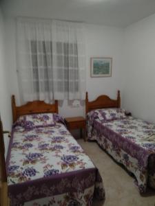 1 Schlafzimmer mit 2 Betten und einem Fenster in der Unterkunft Apartamento en La Cala in Cala de Finestrat