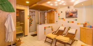 uma casa de banho com 4 cadeiras, um lavatório e um chuveiro em BIO Appartement Resort em Bodenmais