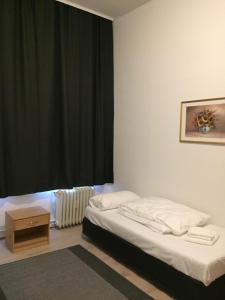 Säng eller sängar i ett rum på Pension Dreilinden Hannover GmbH