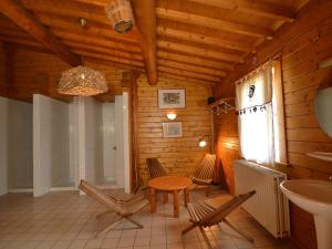 Χώρος καθιστικού στο Spacious Chalet in Ovifat