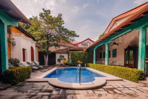Bazén v ubytování Hotel El Convento Leon Nicaragua nebo v jeho okolí