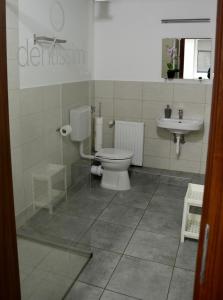 uma casa de banho com um WC e um lavatório em Dentissimi vendégszobák em Mosonmagyaróvár