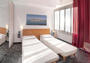una camera ospedaliera con due letti e finestre di Villa Pozzi a Sestri Levante