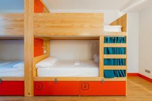 Łóżko lub łóżka w pokoju w obiekcie Ok Hostel Madrid