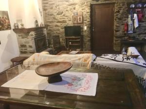 um quarto com uma mesa com uma tigela de madeira em Casa da Zeza em Negreda