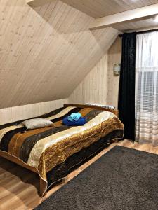 1 dormitorio con 1 cama en el ático en Aare Accommodation, en Valga