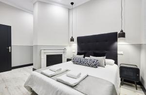 um quarto com uma cama grande com duas toalhas em SERRANO GOLDEN MILE II, by Presidence Rentals em Madri