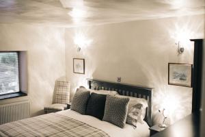 Postel nebo postele na pokoji v ubytování Saddleworth Holiday Cottages