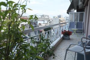 d'un balcon avec des chaises et une vue sur la ville. dans l'établissement Leoforos 28is Oktovriou, à Thessalonique
