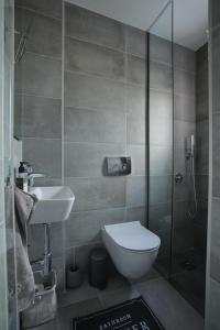 A bathroom at Leoforos 28is Oktovriou