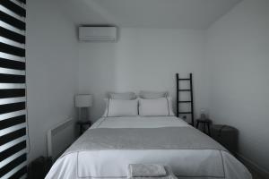 A bed or beds in a room at Leoforos 28is Oktovriou