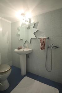 A bathroom at Leoforos 28is Oktovriou