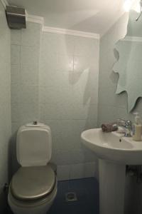 A bathroom at Leoforos 28is Oktovriou