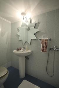 A bathroom at Leoforos 28is Oktovriou