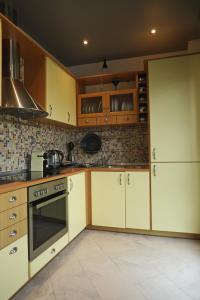 A kitchen or kitchenette at Leoforos 28is Oktovriou
