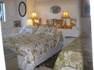 1 dormitorio con 1 cama grande y 2 lámparas en Belle Vue Kona Inc, en Captain Cook