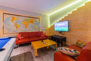 salon z czerwoną kanapą i telewizorem z płaskim ekranem w obiekcie Ok Hostel Madrid w Madrycie