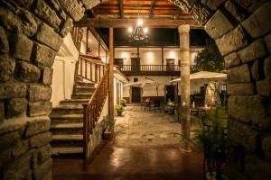 un edificio con escalera, mesa y sillas en Casa Biru Hotel Boutique, en Cusco