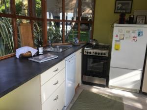 Kuchyň nebo kuchyňský kout v ubytování Ngahere Hou Glamping