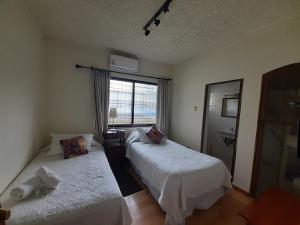 een hotelkamer met 2 bedden en een raam bij Hotel Boutique Molino Viejo in San Carlos