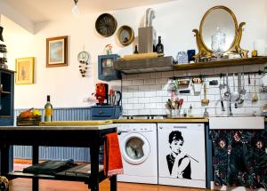 a kitchen with a washing machine in the middle at Relais Borgo Poggetello in Tagliacozzo