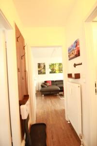 - un couloir avec un salon doté d'un canapé dans l'établissement App 613 Panoramic Hohegeiß Terrassenhaus, à Hohegeiss 26 autres photos