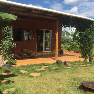 una casa con patio e cortile di Vila da Mata - Bambu House a Alto Paraíso de Goiás