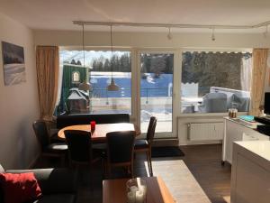 eine Küche und ein Wohnzimmer mit einem Tisch und Stühlen in der Unterkunft App 613 Panoramic Hohegeiß Terrassenhaus in Hohegeiß