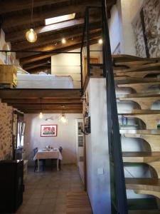 Eine Treppe führt zu einem Zimmer mit einem Bett. in der Unterkunft La Casita de Teléfonos in Gargantilla del Lozoya y Pinilla de Buitrago