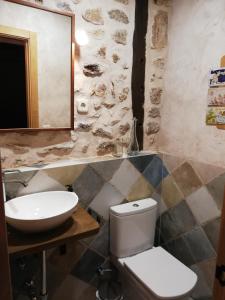 ein Badezimmer mit Toilette und Waschbecken in der Unterkunft La Casita de Teléfonos in Gargantilla del Lozoya y Pinilla de Buitrago