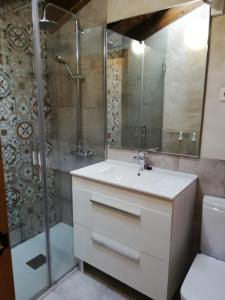 ein Badezimmer mit Waschbecken und Dusche in der Unterkunft La Casita de Teléfonos in Gargantilla del Lozoya y Pinilla de Buitrago + 22 Fotos