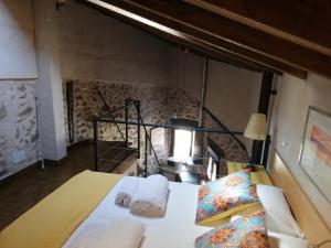 ein Schlafzimmer mit einem Bett mit Handtüchern darauf in der Unterkunft La Casita de Teléfonos in Gargantilla del Lozoya y Pinilla de Buitrago